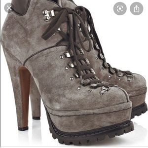 Taupe brown Alain’s hiking boots. Size 38.